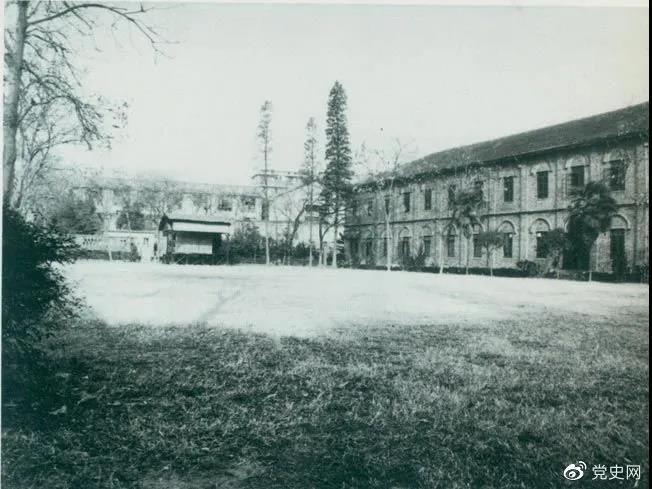 　　1927年3月18日，毛澤東出席在武昌舉行的河南武裝農民代表大會(huì )，并作湖南農運狀況報告。圖為大會(huì )會(huì )場(chǎng)——武昌農講所大操場(chǎng)。