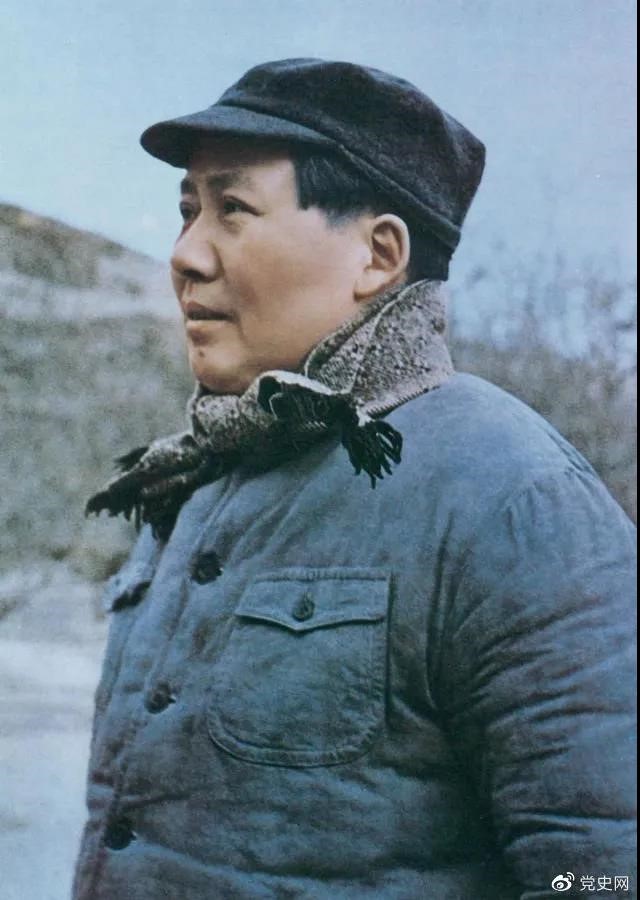 　　1947年3月18日，中共中央機關(guān)主動(dòng)撤離延安。毛澤東和周恩來(lái)、任弼時(shí)等繼續留在陜北，指揮全國人民解放戰爭。這是轉戰陜北前夕的毛澤東。